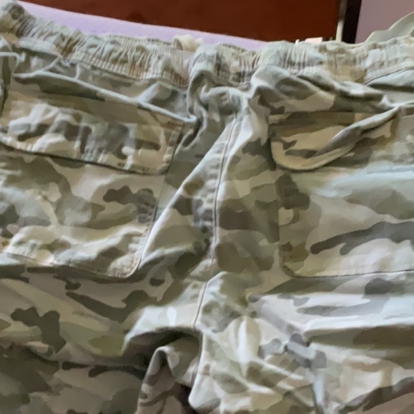 Ladies camouflage jeans with side and back pockets and elastic around ankle - Picture 3 of 4